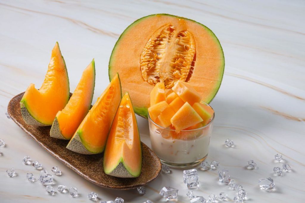 Jak obrać melona? Poznaj skuteczne sposoby! GłodnaPolka