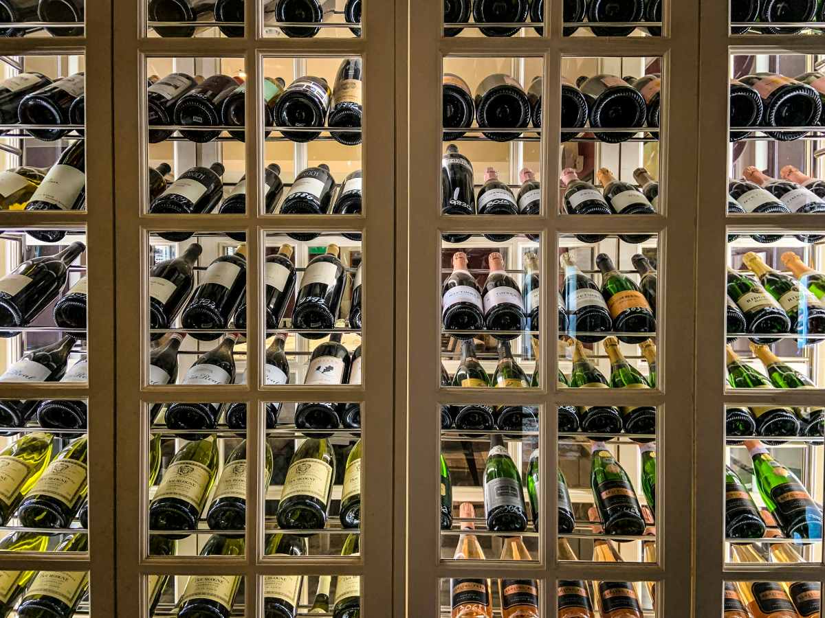 wino na półkach